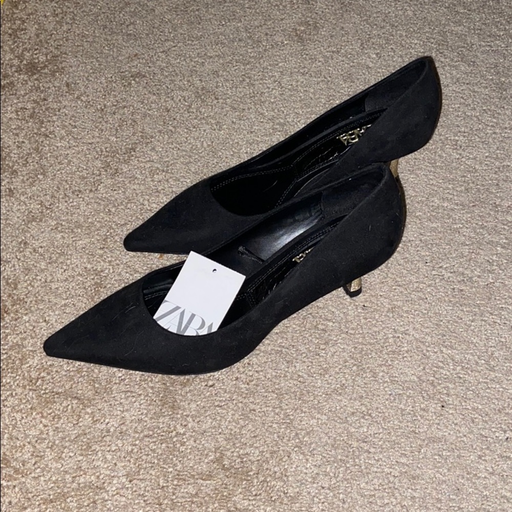 Zara heels (NWT) black, pointed toe and gold heel!